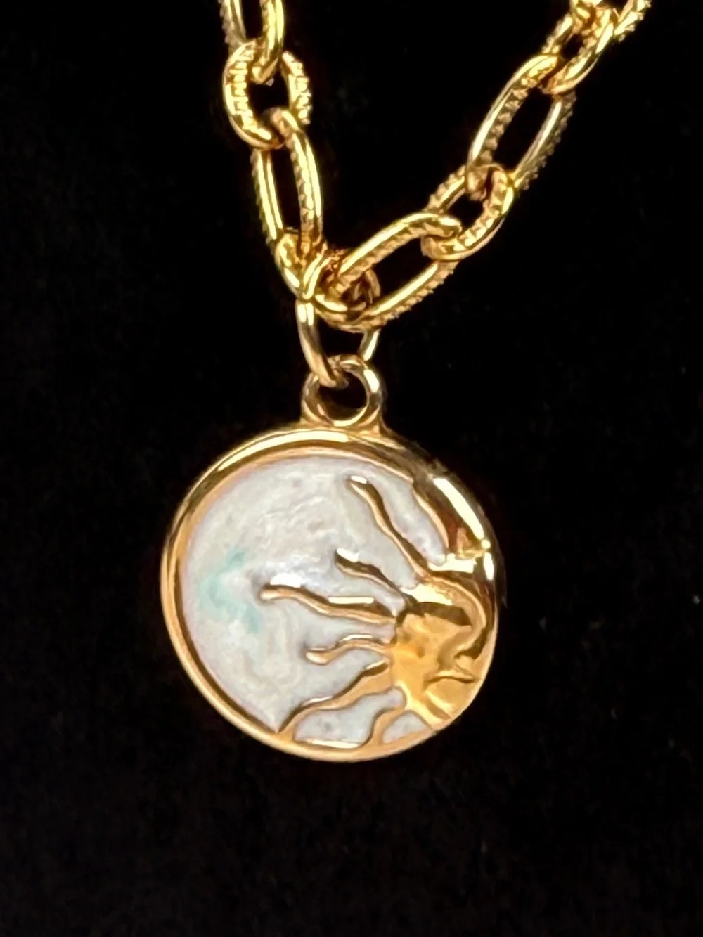 K18 Stamped Gold Tone Sun Medallion Pendant Necklace Textured Link Chain